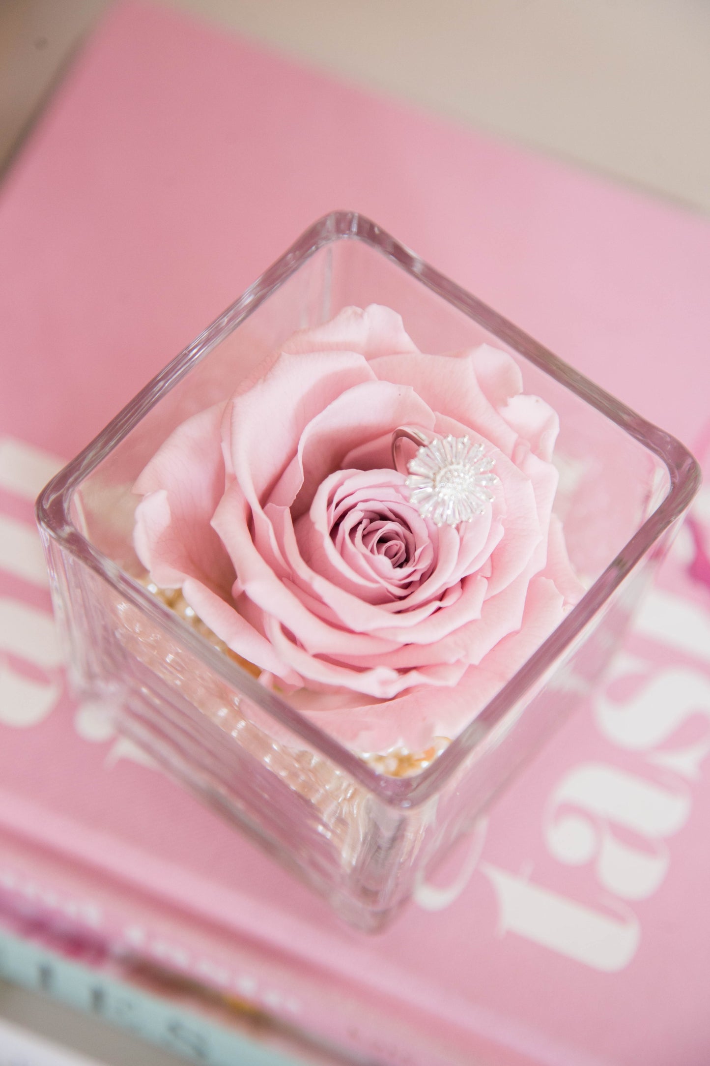 Signature Almond Favor 3" Rosa Premium & Perlas